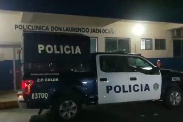 El cuarto de urgencias de esta Policlínica de la CSS se llenó de patrullas policiales y agentes que realizaban las investigaciones para tratar de esclarecer este acto de violencia. Foto. Archivo