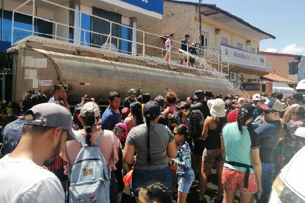 En la actividad, realizada en el Parque Unión, se colocaron cuatro carros, cisternas, y además hubo murga, juegos infantiles y premios. Foto. Thays Domínguez
