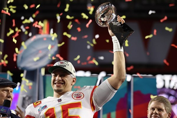 Patrick Mahomes levanta el trofeo Vince Lombardi al ganar el Super Bowl con los Chiefs. Foto:EFE