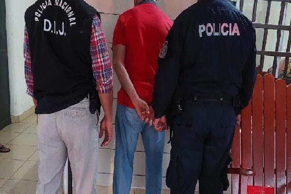Durante la diligencia judicial, el MP decomisó varias cajas y bolsas que contenían documentos de la junta comunal de Los Díaz, los cuales formarán parte de la investigación. Foto. Proteger y Servir