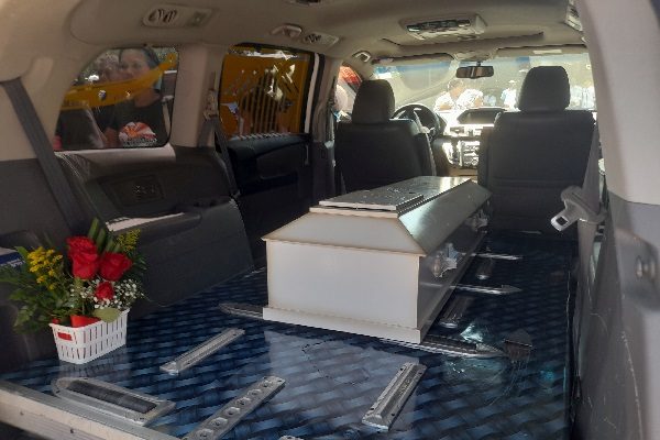 Este martes, familiares, vecinos y amigos le dieron el último adiós a Lina Fabiola Rojas con calle de honor por parte de las camisas rojas en medio del dolor y tristeza por su muerte. Foto. José Vásquez