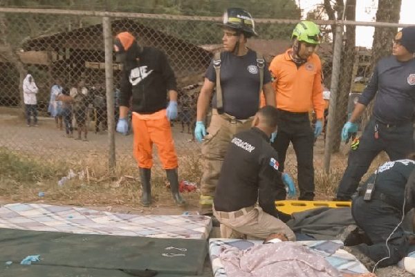 Rescatistas del Sinaproc y miembros de la Fuerza de Tarea Conjunta apoyan a los heridos del accidente en Gualaca. Foto. Sinaproc