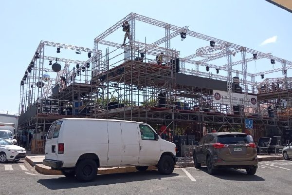 Las tarimas serán verificadas por el Cuerpo de Bomberos. Foto. Thays Domínguez