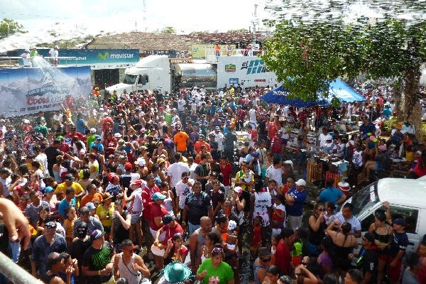 Los accesos hacia la Placita San Juan de Dios, ubicada en la avenida central de la ciudad de Santiago, amanecieron cerrados como inicio de la seguridad donde se concentrarán centenares de personas que estarán dispuestas a gozar de los carnavales. Foto. Melquíades Vásquez
