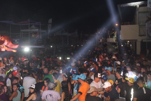 En Chitré la fiesta arrancó con el tradicional Carnaval Pechugón que es una mojadera nocturna. Foto. Thays Domínguez