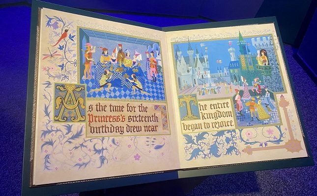 Detalle de una réplica del libro ilustrado de atrezzo. Foto: EFE