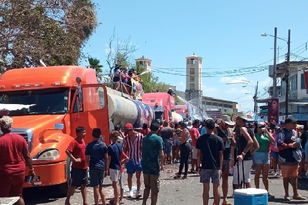 Las personas no podían ingresar con neveras grandes, lo que fue también denunciado por muchas personas a través de redes sociales. Foto. Thays Domínguez
