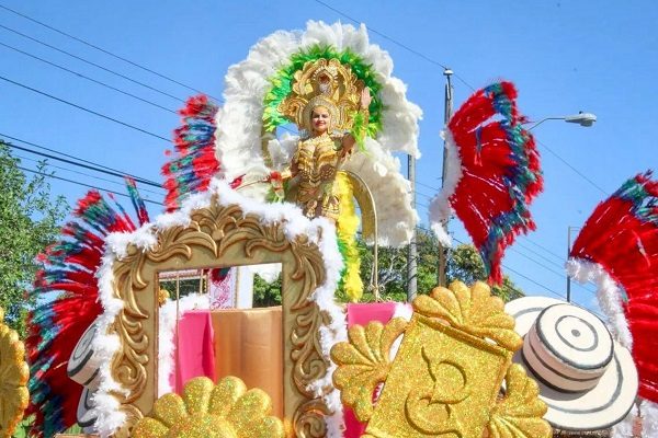 En Las Lajas Arriba Lia Palacios soberana de los carnavales recibe el respaldo de lugareños y visitantes. Foto. José Vásquez