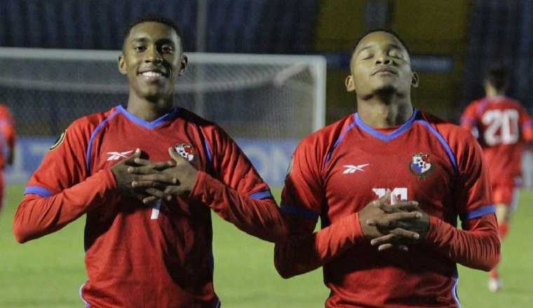 Kevin Walder (uzq.) y Héctor Ríos de Panamá anotaron contra Cuba. Foto: Fepafut