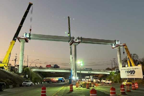 Para el montaje de estas vigas sobre columnas de 26 metros de altura se emplearon grúas telescópicas con un peso de 500 toneladas. Foto. Metro de Panamá