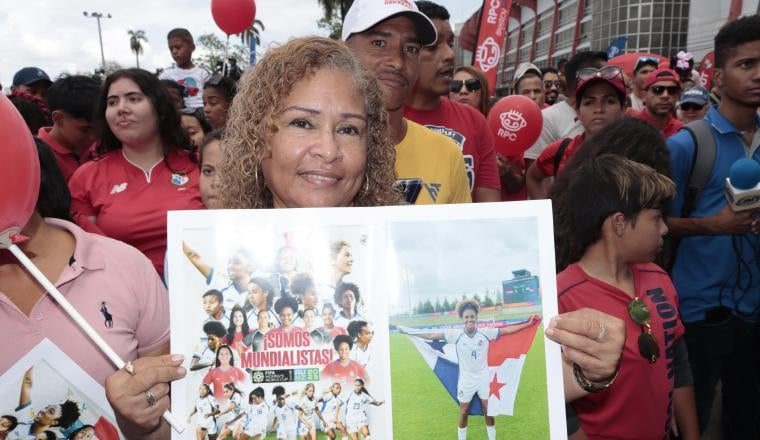 Familiares, amigos y aficionados recibieron a las chicas. Foto: Víctor Arosemena