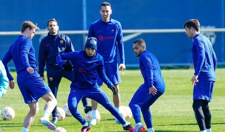 Los jugadores del Barcelona durante el entrenamiento con miras a enfrentar al Real Madrid en las semifinales de Copa del Rey. Foto:EFE