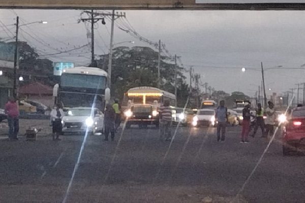 El cierre provocó congestionamiento vehicular a los conductores que ingresaban a la ciudad de Colón y los que salían de la urbe. Muchos optaron por utilizar la autopista Panamá-Colón. foto. Diomedes Sánchez