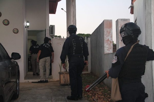 Los funcionarios del MP y la Policía Nacional efectuaron tres diligencias de allanamiento en la búsqueda de los cuatro indiciados. Foto. Eric Montenegro