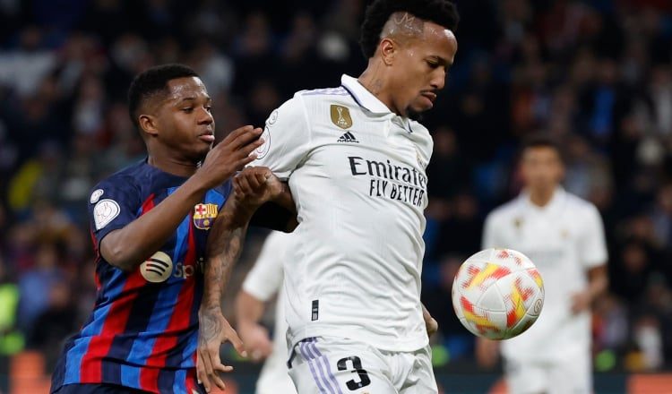 El defensa brasileño del Real Madrid Eder  Militao (der), intenta  controlar el balón ante  la marca de Ansu Fati del Barcelona. Foto:EFE