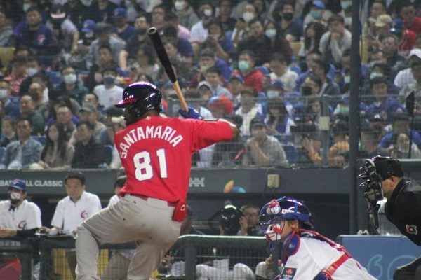 El panameño Jhadiel Santamaría consume un turno al bate ante China Taipéi en el Clásico Mundial de Béisbol.Foto: Fedebeis