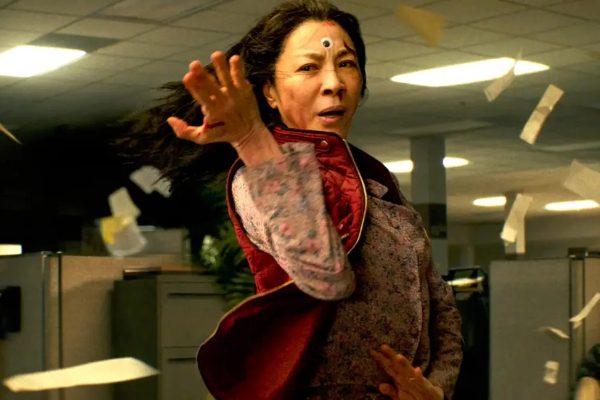 Michelle Yeoh como Evelyn Wang, durante una escena de 'Everything Everywhere All At Once'. Foto: EFE / A24