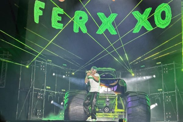 Ferxxo hizo su aparición pasada las 10:00 p.m. en Plaza Amador. Foto: Twitter / @TendenciasPA