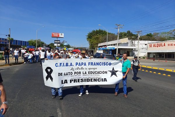 El paro fue levantado temporalmente, por lo que los estudiantes deberán volver a clases el próximo lunes, anunció la directiva de los padres de familia del plantel. Foto. Thays Domínguez