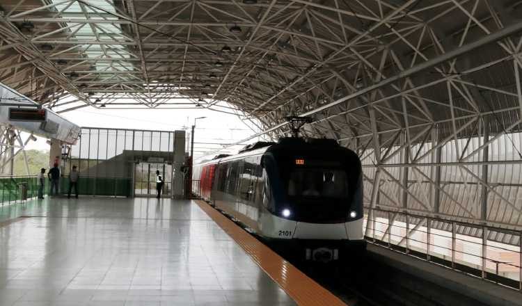 Primer tren en arribar a la estación del aeropuerto internacional de Tocumen, en el que se encontraba el presidente Laurentino Cortizo. Foto: Víctor Arosemena