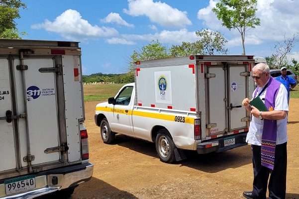 Durante la ceremonia, Monseñor José Luis Lacunza, Maestro Juan, le dio la bendición a los cuerpos antes de ser sepultados y se le colocaron flores. Foto. Mayra Madrid
