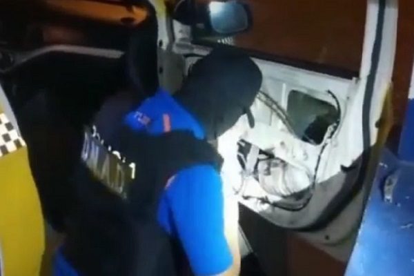 Las autoridades incautaron dos paquetes de drogas en un taxi. Foto. Ministerio Público