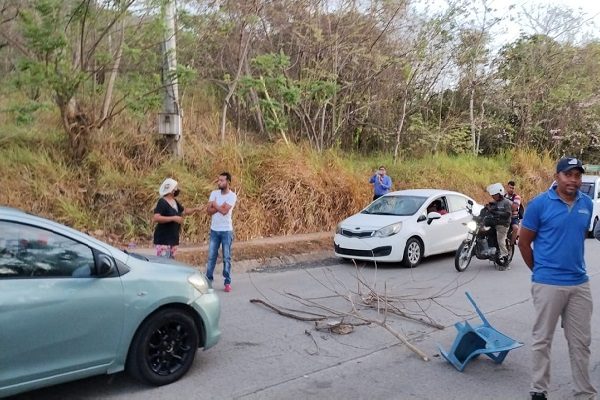 Entre gritos y consignas de ¡"Fuera la cantera, queremos carreteras! ", los pobladores exigen respuestas. Foto. Eric Montenegro