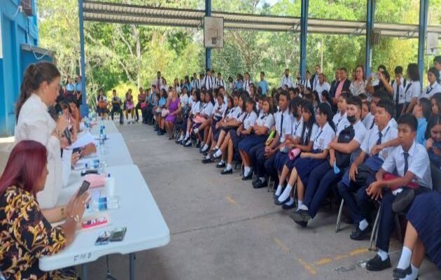 Para avanzar en las reparaciones menores, se debe utilizar el dinero disponible y que las aulas de clases tengan sillas y los pupitres.