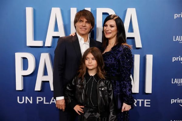 Laura Pausini (d), junto a su ya marido, Paolo Carta, y su hija, en una imagen de archivo. Foto: EFE / Juanjo Martín