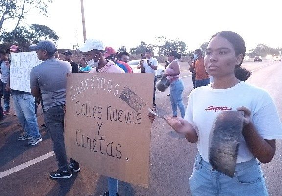 Los manifestantes demandaban la presencia de algún funcionario del MOP. Foto: Eric A. Montenegro