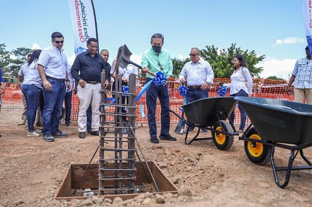 El presidente Laurentino Cortizo dio la primera palada del proyecto. Foto: Cortesía Presidencia