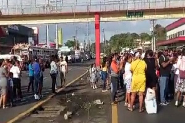 Los padres de familia del Centro Educativo Manuel Urbano Ayarza del corregimiento de Cativá en Colón, exigen respuestas del Meduca. Foto. Diomedes Sánchez