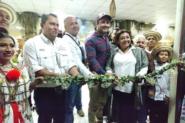El corte de cinta lo hizo el director regional de la Autoridad de Turismo de Panamá, Ernesto Mayorga; por la Vicegobernadora de Chiriquí, Paola Álvarez, y el Presidente del Patronato, Tomás Esteban Ruiz.