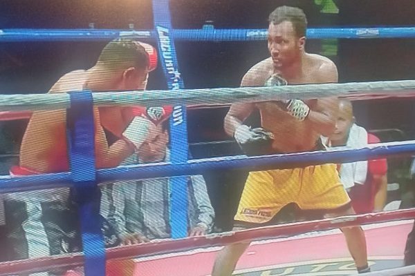 Anselmo 'Chemito' Moreno (der.) y Hugo Berrió de Colombia en la cartilla 'Tributo 50'. 