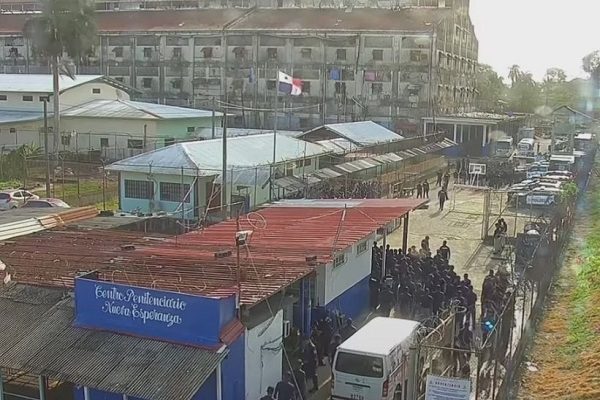 El operativo duró unas cuatro horas, y participaron 599 agentes de la Policía Nacional y de la dirección del Sistema Penitenciario.