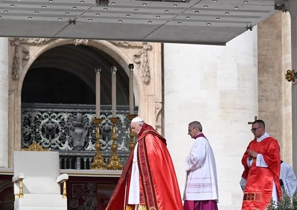 El papa reaparece en la plaza de San Pedro, tras su alta hospitalaria. Foto: EFE