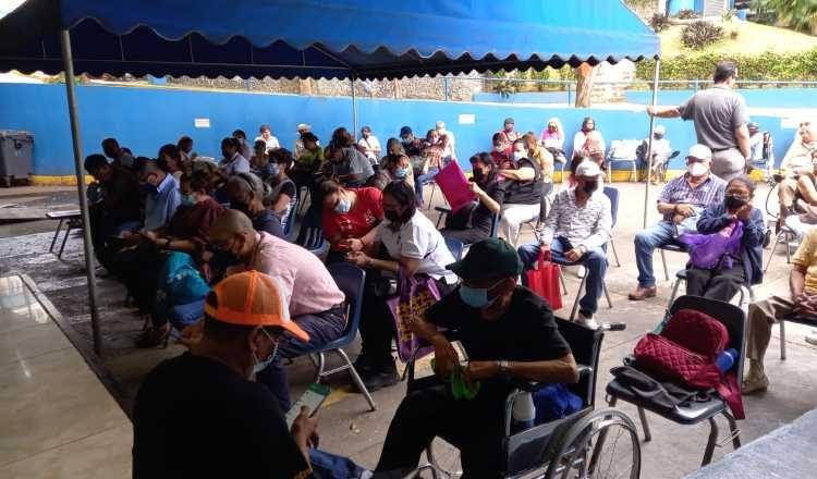 Pacientes enfrentan hacinamientos y deben ser ubicados en toldas al aire libre. Foto: Archivo