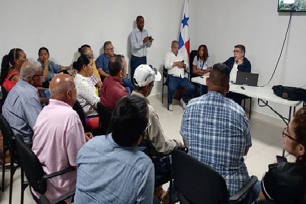 Los residentes de 19 comunidades se reunieron con las autoridades del Idaan. Foto. Eric Montenegro