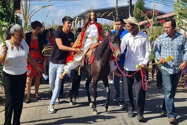 El paseo del Papa Chú se ha realizado por más de 150 años, y hay relatos históricos que indican que la imagen que lo representa podría tener al menos 162 años de antigüedad. Foto. Thays Domínguez