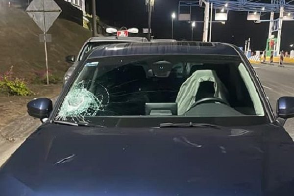 Los dueños de los autos afectados le solicitan a la administración de autopistas el pago de los daños. Foto. Cortesía