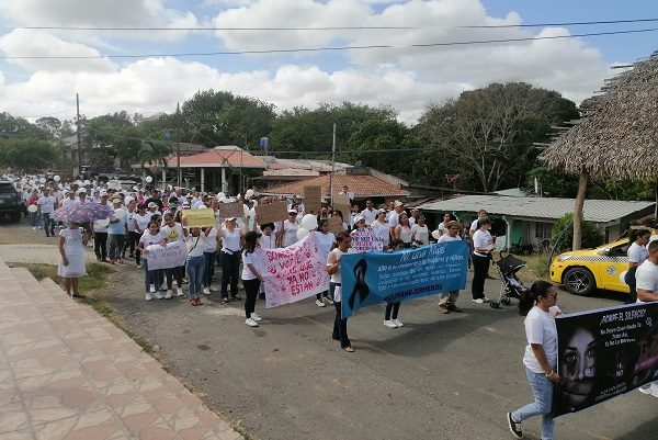 La caminata incluyó a adultos, jóvenes y niños quienes portaban pancartas con mensajes alusivos a poner un alto a la violencia,. Foto. Thays Domínguez
