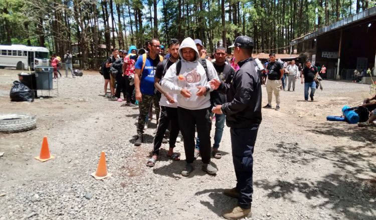 Migrantes hacen fila para luego ser trasladados desde Gualca a la Frontera con Costa Rica. Cortesía 