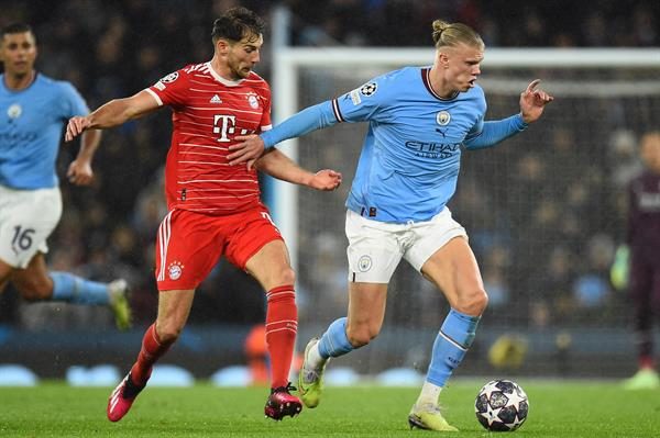 Erling Haaland del Manchester City (Der.) conduce el balón ante la marca de Leon Goretzka del Bayern Munich. Foto:EFE