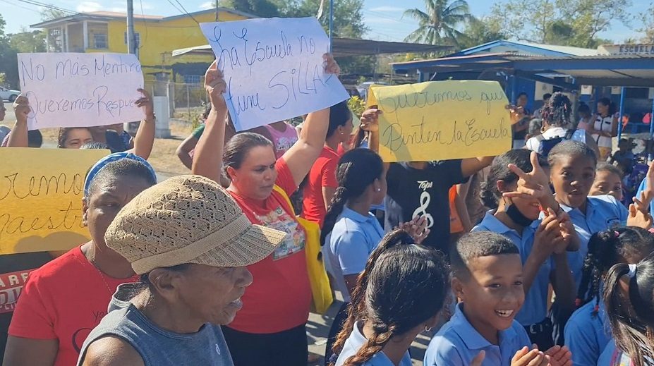 Los acudientes aseguran que la falta de docentes recarga de estudiantes a los otros. Foto: Thays Domínguez.