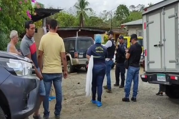 El cuerpo de Óscar Rodríguez fue trasladado en el carro fúnebre a la morgue judicial en la ciudad de Colón. Foto. Diómedes Sánchez
