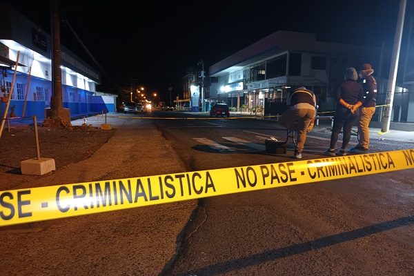 La Policía Nacional y el Ministerio Público se presentaron al sitio donde ocurrió la balacera para recabar los indicios e iniciar las investigaciones. Foto. Melquíades Vásquez