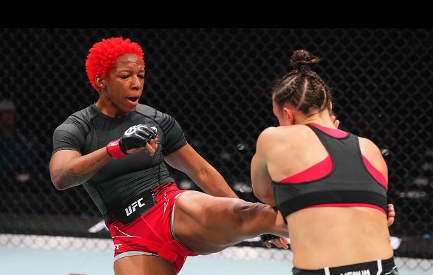 Joselyn Edwards durante el combate del sábado. Foto: UFC Español