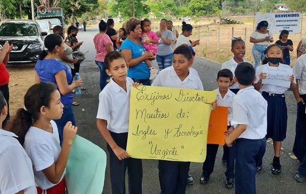  "Exigimos director, maestro de inglés, y tecnología”, exponían en las pancartas. Foto: Thays Domínguez