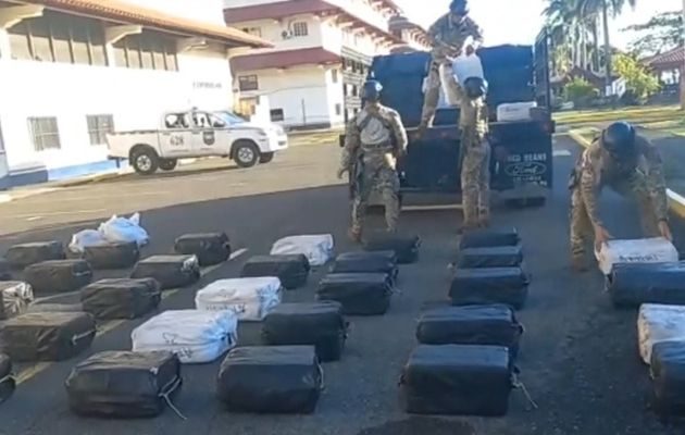 Se decomisaron 1,367 paquetes de presunta cocaína en aguas de su litoral Caribe. Foto: EFE