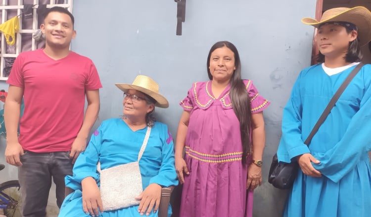 El dirigente Jocho Muaguadabo junto a Cano Burari, de la iglesia Mama Tatda, de la región Ño Kribo durante algunas consultas. Cortesía